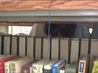 Jovem aluna apalpada em biblioteca