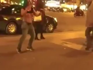 Pijani punca trakovi v na ulica