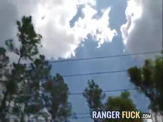 Cadence lux σπασμένο με ο πάρκο ranger σε ο woods