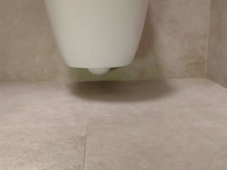 Forlokkende føtter i den toalett